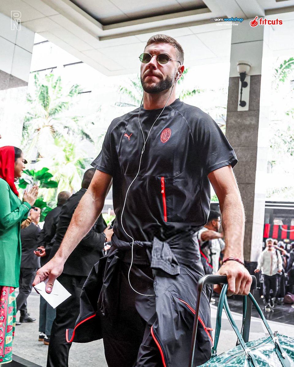 rossonerinewsid's tweet photo. WELCOME TO JAKARTA, ROSSONERI! 🔴⚫

Momen spesial yang sudah lama ditunggu-tunggu akhirnya tiba. Saatnya beri sambutan hangat khas Indonesia untuk Il Diavolo Rosso! https://t.co/IfbLQxqipX