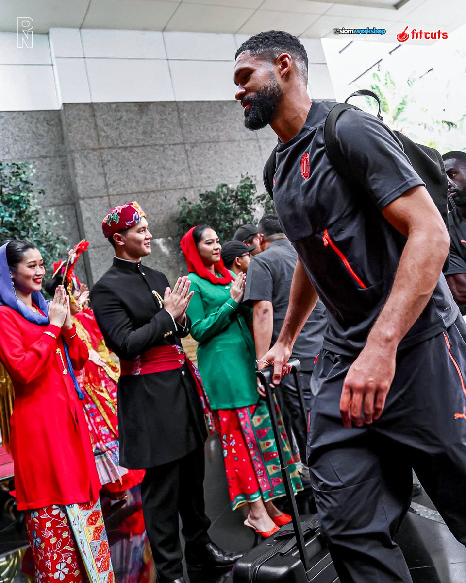 rossonerinewsid's tweet photo. WELCOME TO JAKARTA, ROSSONERI! 🔴⚫

Momen spesial yang sudah lama ditunggu-tunggu akhirnya tiba. Saatnya beri sambutan hangat khas Indonesia untuk Il Diavolo Rosso! https://t.co/IfbLQxqipX