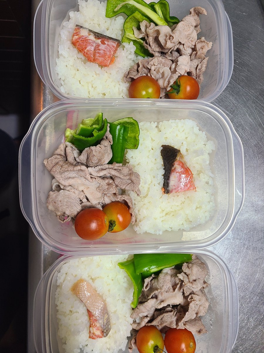 21090394's tweet photo. お弁当量産した
ぼだっこ味見したらしょっぱすぎて一口で茶碗1つ分のご飯消し飛んだ https://t.co/EOxYdouaPm