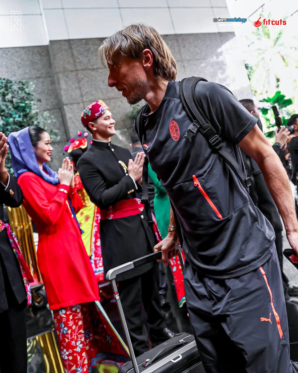 rossonerinewsid's tweet photo. WELCOME TO JAKARTA, ROSSONERI! 🔴⚫

Momen spesial yang sudah lama ditunggu-tunggu akhirnya tiba. Saatnya beri sambutan hangat khas Indonesia untuk Il Diavolo Rosso! https://t.co/IfbLQxqipX