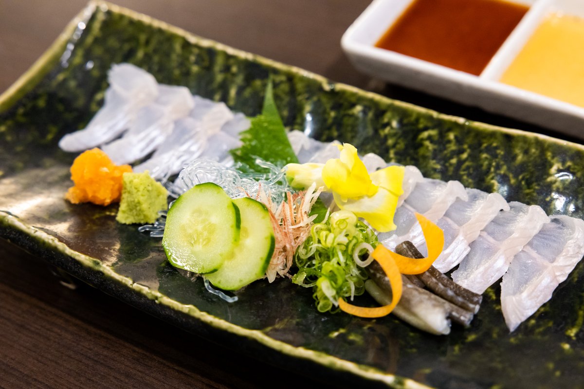 ArturGalata's tweet photo. 日本『フグの卵巣は猛毒』
私『捨てろ捨てろ』
日本『3年糠に漬けたら食える』
私『なぜそこまでして…』

日本『穴子は血液に毒がある』
私『逃げよう』
日本『広島では血抜きして刺身食う』
私『本気か広島！？』

日本『食べてみろ』
私『こ…これは美味！！』
日本『ほうじゃろ！！！』 https://t.co/AT47zrfOhY