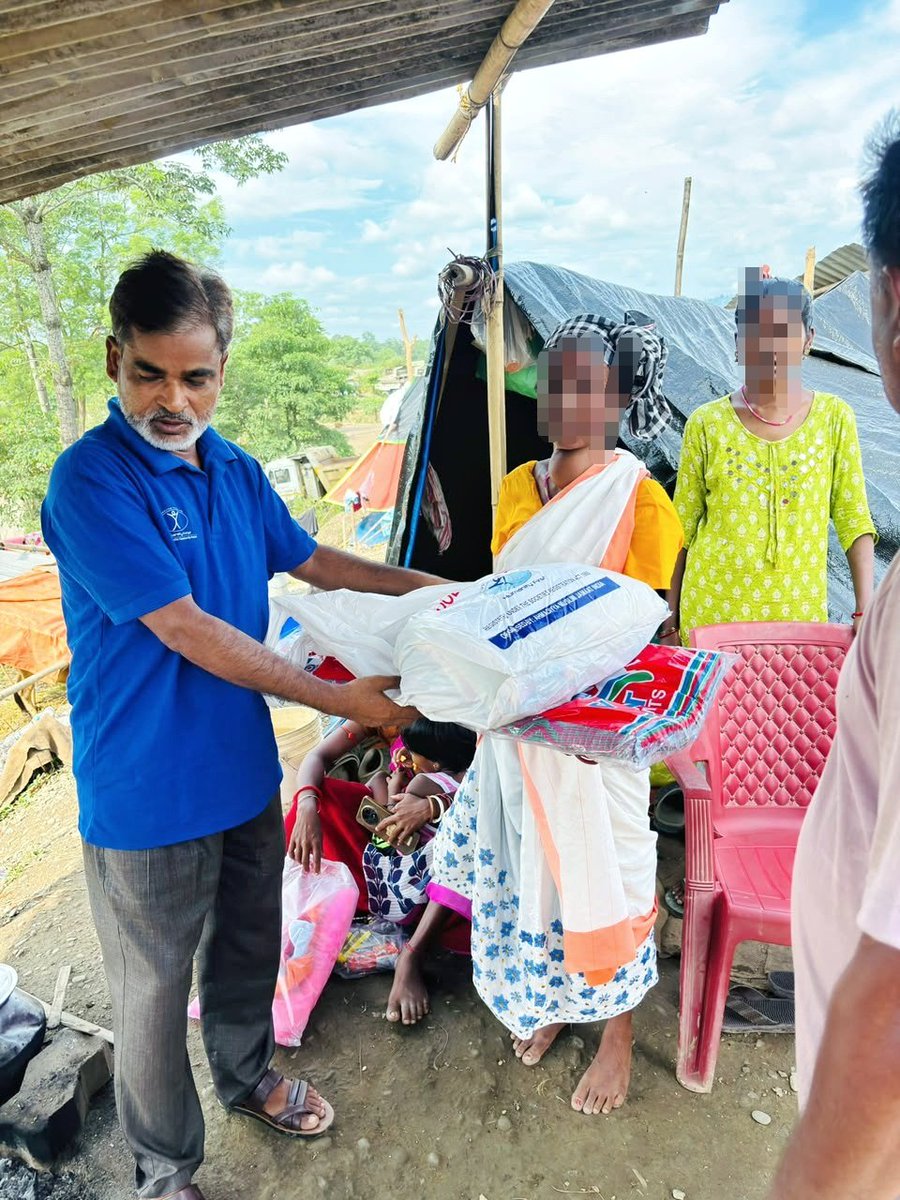 HumanityFirstIN's tweet photo. Our volunteers at Humanity First India – Assam Chapter are standing with flood-affected families in Assam, providing essential relief and hope when it's needed most.

Together, we serve humanity.

#AssamFloods #FloodRelief #HumanityFirstIndia #Volunteer #ServeHumanity https://t.co/2aenqOe8dN
