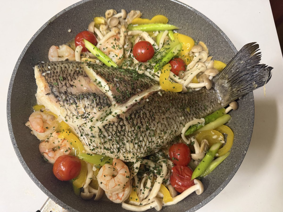 NaoAngelix's tweet photo. 大黒ふ頭でタカが36㎝のクロダイを釣りました🎣隣の釣り座のおじさんからも1匹いただき2匹を下処理。今日はアクアパッツァ、美味しい😋明日は昆布〆をいただきます！海の恵み🙏🐟🙏 https://t.co/kMAiTmNQDl