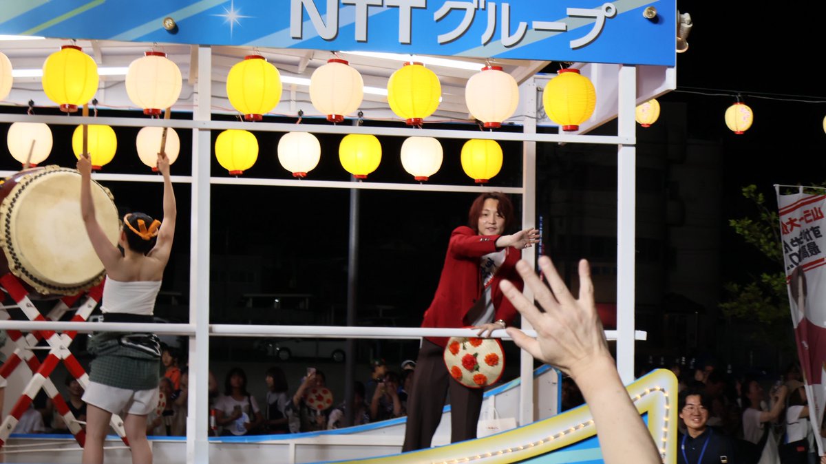 reaman_2's tweet photo. 昨日の山形花笠祭りにすがちゃんがゲストとして出演してたんだけど、沿道から「ケツ先入店~！」って呼ばれててクソ笑ったｗｗｗ
@patyssugano https://t.co/R4Vkp5qo7V