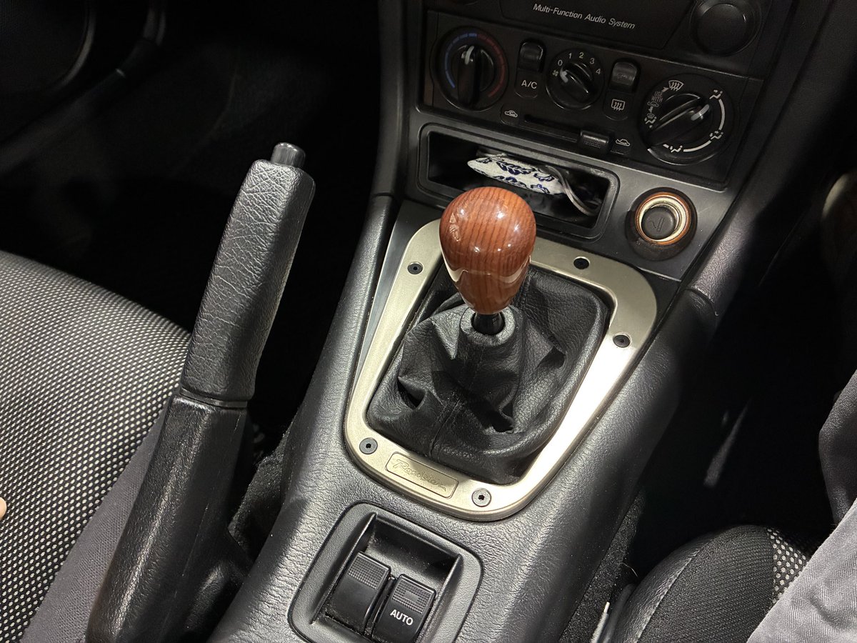 yabaitrooper's tweet photo. RCOJのウッドシフトノブに変えてから毎日運転が楽しすぎる。
M2 1002に純正採用のこれが復刻されて今でも買えることが奇跡。
木目の形も一点もの https://t.co/xEQEwBPRIo