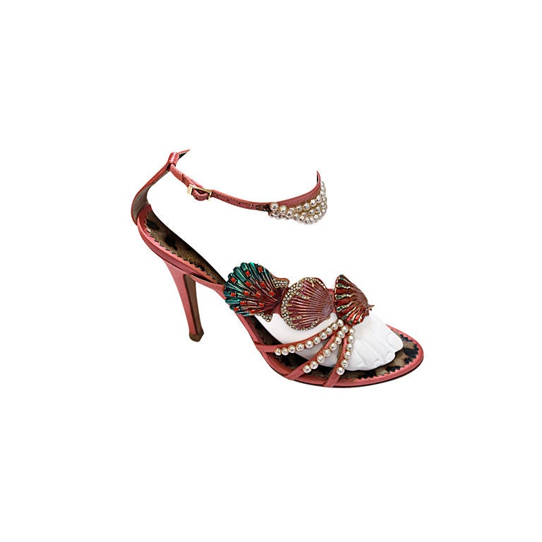 playmate2002's tweet photo. Beyoncé wearing Roberto Cavalli s/s 2005 Leopard Seashell heels https://t.co/pXfQ2vdmUn