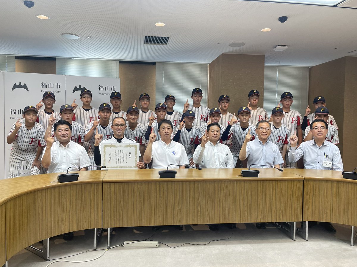 Kunhiroppu's tweet photo. 福山中央リトルシニア(中学生硬式野球チーム)が、中学生硬式野球の最高峰である第20回全日本中学野球選手権大会ジャイアンツカップに出場されます。
甲子園に出場している市立福山高校と同様に、全国大会での快進撃を期待しています。

#福山市議会議員
#副議長
#宮本ひろき https://t.co/qelLpWuWyz
