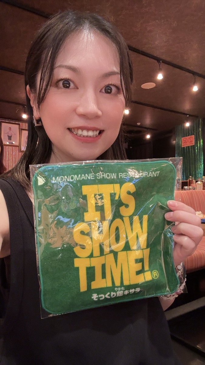 per_lar85's tweet photo. 昨日8月5日はお誕生日でした！！ここ数日は楽しい時間を過ごしていました✨先日初めて行った　#そっくり館キサラ　はモノマネ芸人さん達がめちゃくちゃ面白くて、まさかのミス乾杯ガールに選ばれてメロンソーダで乾杯し、お誕生日プレゼントもいただきました！大事にします⭐️
また行きたいな😆 https://t.co/htcNhh1s10