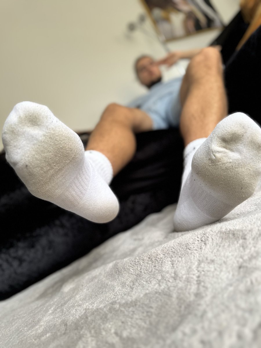 6ft9CashMaster1's tweet photo. Look at you bowing down to your master, pathetic fucking loser, worship these giant stinky feet

#feetfetısh #feetworshi̇p #FindomMaster #findommale #cashdom https://t.co/qEFdRR02N4