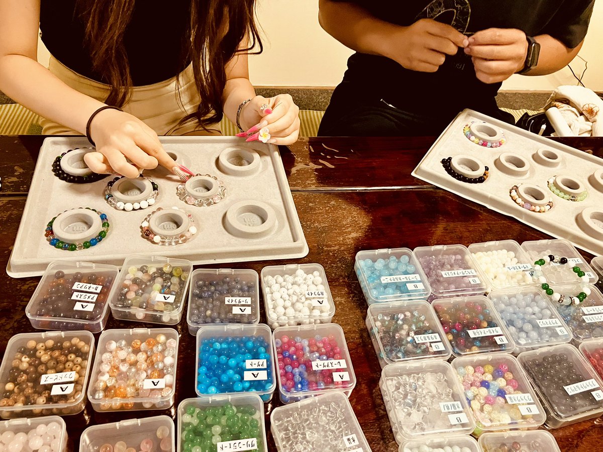TERA_space76's tweet photo. 本日の腕輪念珠作り体験の様子です♪

腕輪念珠作りのコツは2つ
・作りたい色味をイメージする
・アクセントになる部分をまず決める

これが決まると意外とサクサク進みますよ😊

#京都
#体験
#お線香
#腕輪念珠
#寺スペース https://t.co/PaJZtmrf5x