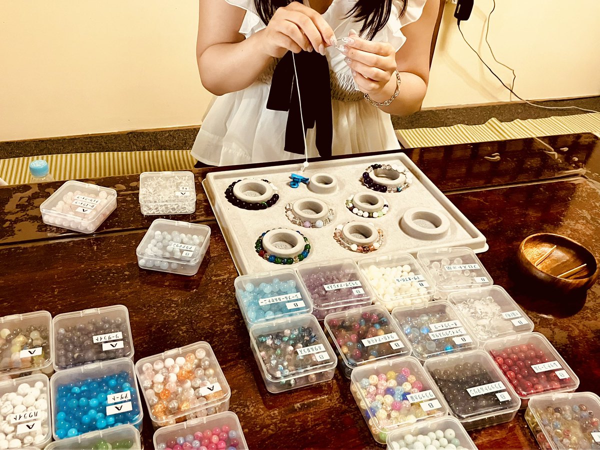 TERA_space76's tweet photo. 本日の腕輪念珠作り体験の様子です♪

腕輪念珠作りのコツは2つ
・作りたい色味をイメージする
・アクセントになる部分をまず決める

これが決まると意外とサクサク進みますよ😊

#京都
#体験
#お線香
#腕輪念珠
#寺スペース https://t.co/PaJZtmrf5x