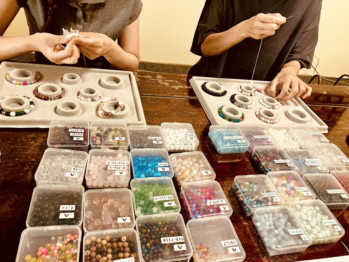TERA_space76's tweet photo. 本日の腕輪念珠作り体験の様子です♪

腕輪念珠作りのコツは2つ
・作りたい色味をイメージする
・アクセントになる部分をまず決める

これが決まると意外とサクサク進みますよ😊

#京都
#体験
#お線香
#腕輪念珠
#寺スペース https://t.co/PaJZtmrf5x