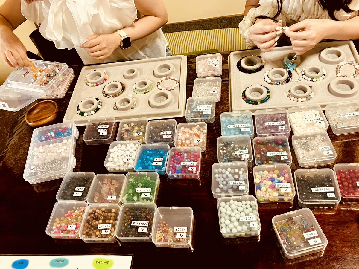 TERA_space76's tweet photo. 本日の腕輪念珠作り体験の様子です♪

腕輪念珠作りのコツは2つ
・作りたい色味をイメージする
・アクセントになる部分をまず決める

これが決まると意外とサクサク進みますよ😊

#京都
#体験
#お線香
#腕輪念珠
#寺スペース https://t.co/PaJZtmrf5x