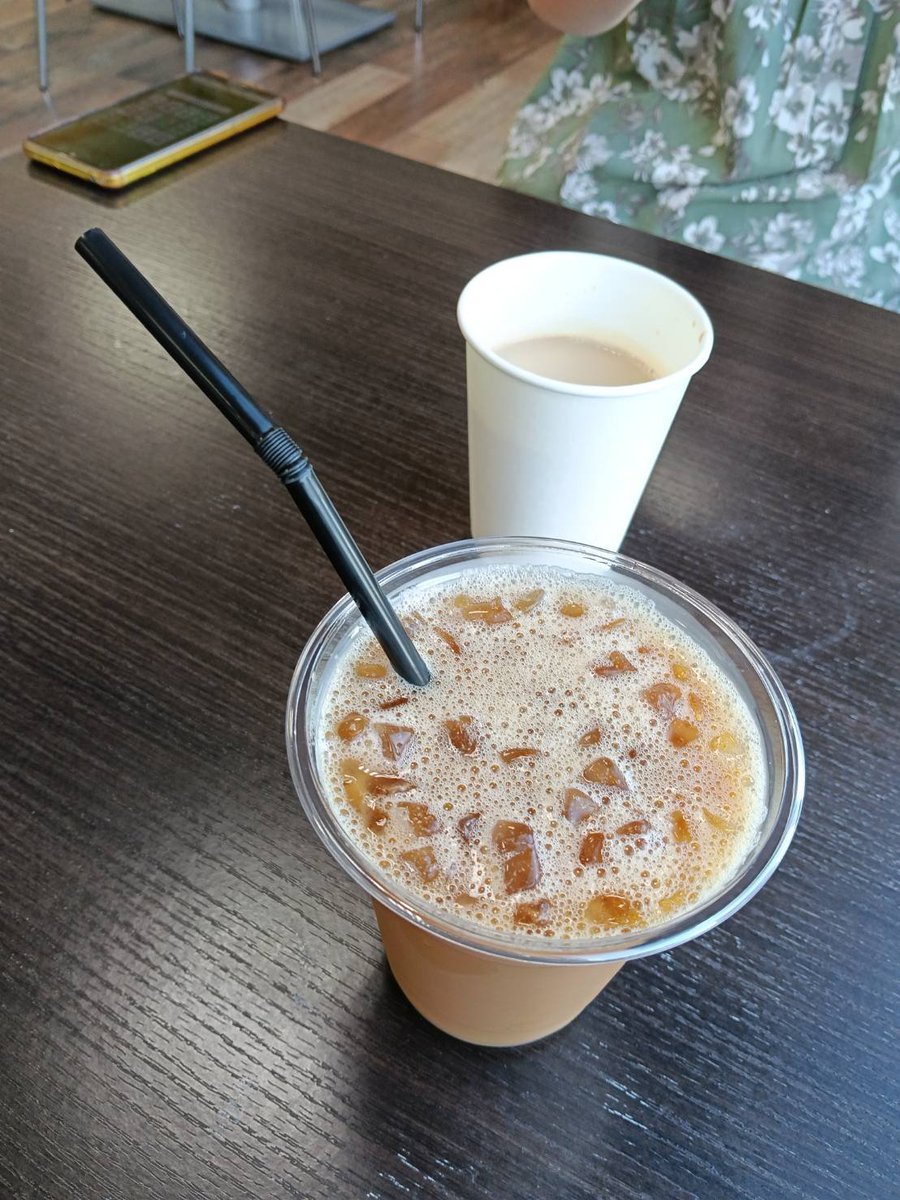 minedemine's tweet photo. 鉄道会ひろろんの板倉会長と定例会議☕空がきれいからお店から見える山陽電車たちもより一層輝いて見えた今日だった✨コーヒーマシンの使い方間違えて😱💦お店の方すみませんでした🙇板倉会長から新たにN700系のZ0編成8両を譲り受けました😊⤴️#鉄道模型 #Nゲージ #TOMIX #N700系 #企業公式鉄道部 https://t.co/h4qJfx6DKo