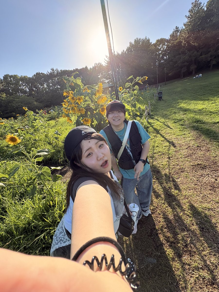 ampass1329's tweet photo. やっほー！
あんぱすです！✌️✌️

今日投稿のロング動画見てくれましたか〜？🤔

ゲリラ豪雨あがって暑くなりましたね〜🥵
皆さんはいかがお過ごしでしたか？

今日は撮影で
葛西臨海公園のひまわり畑行ってきました🚗³₃
暑かった〜！

順番に動画上がるので見てくださいね🙈 👀

by かづき https://t.co/trbjlxiq90