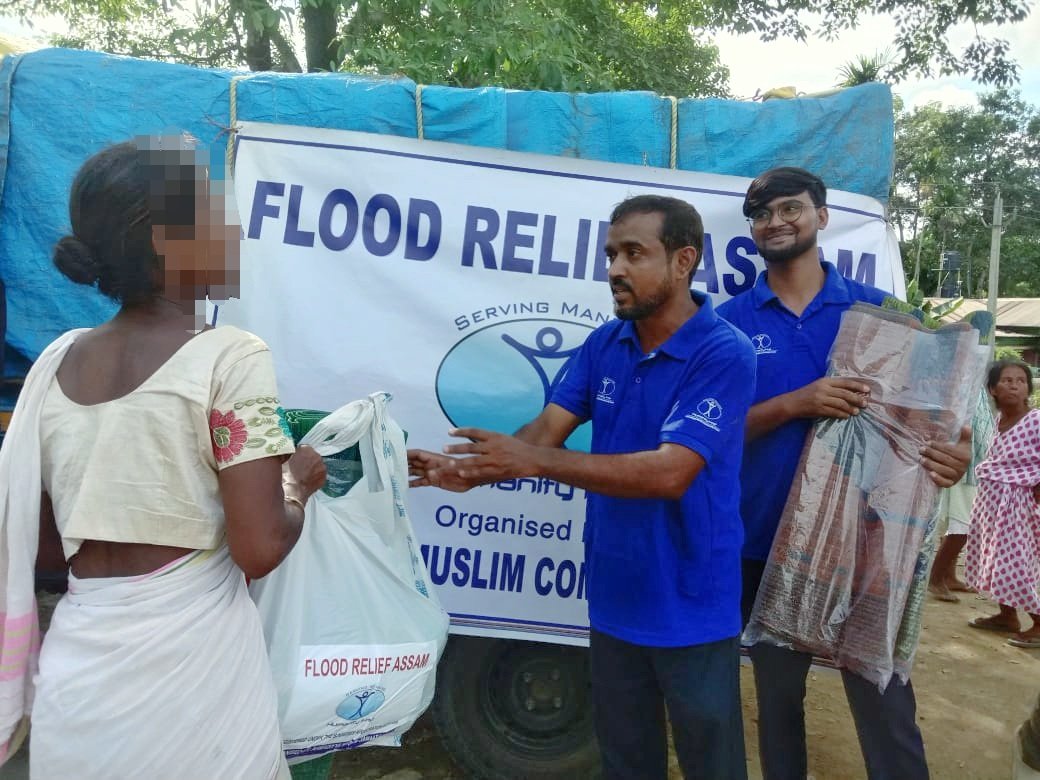 HumanityFirstIN's tweet photo. Our volunteers at Humanity First India are reaching flood-affected families across Assam with relief kits.

Together, we're not just delivering aid—we're standing with communities as they rebuild.

#AssamFloods #FloodRelief #HumanityFirstIndia #ServeHumanity #Volunteer https://t.co/BRDLSnu43d