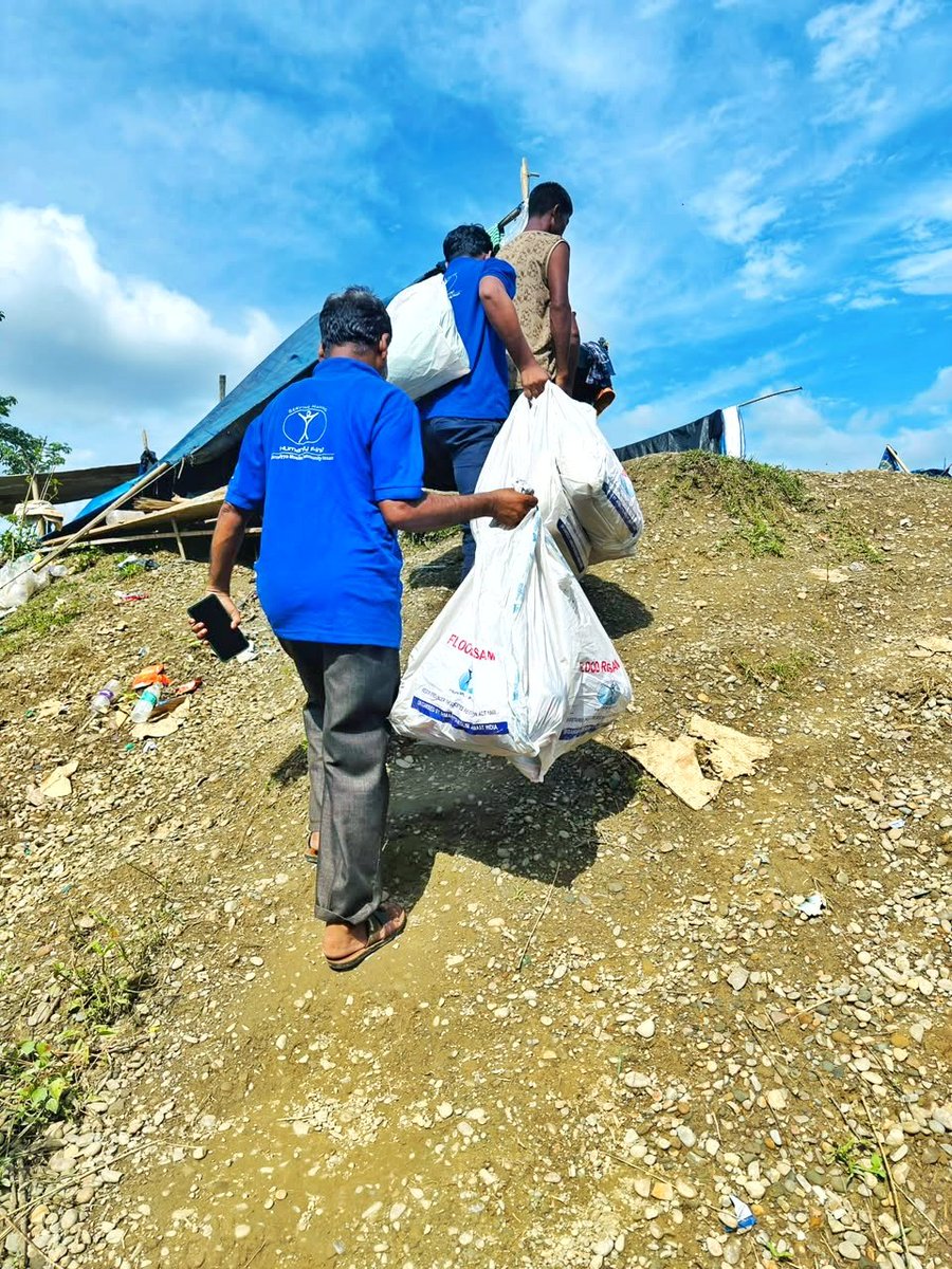 HumanityFirstIN's tweet photo. Our volunteers at Humanity First India are reaching flood-affected families across Assam with relief kits.

Together, we're not just delivering aid—we're standing with communities as they rebuild.

#AssamFloods #FloodRelief #HumanityFirstIndia #ServeHumanity #Volunteer https://t.co/BRDLSnu43d