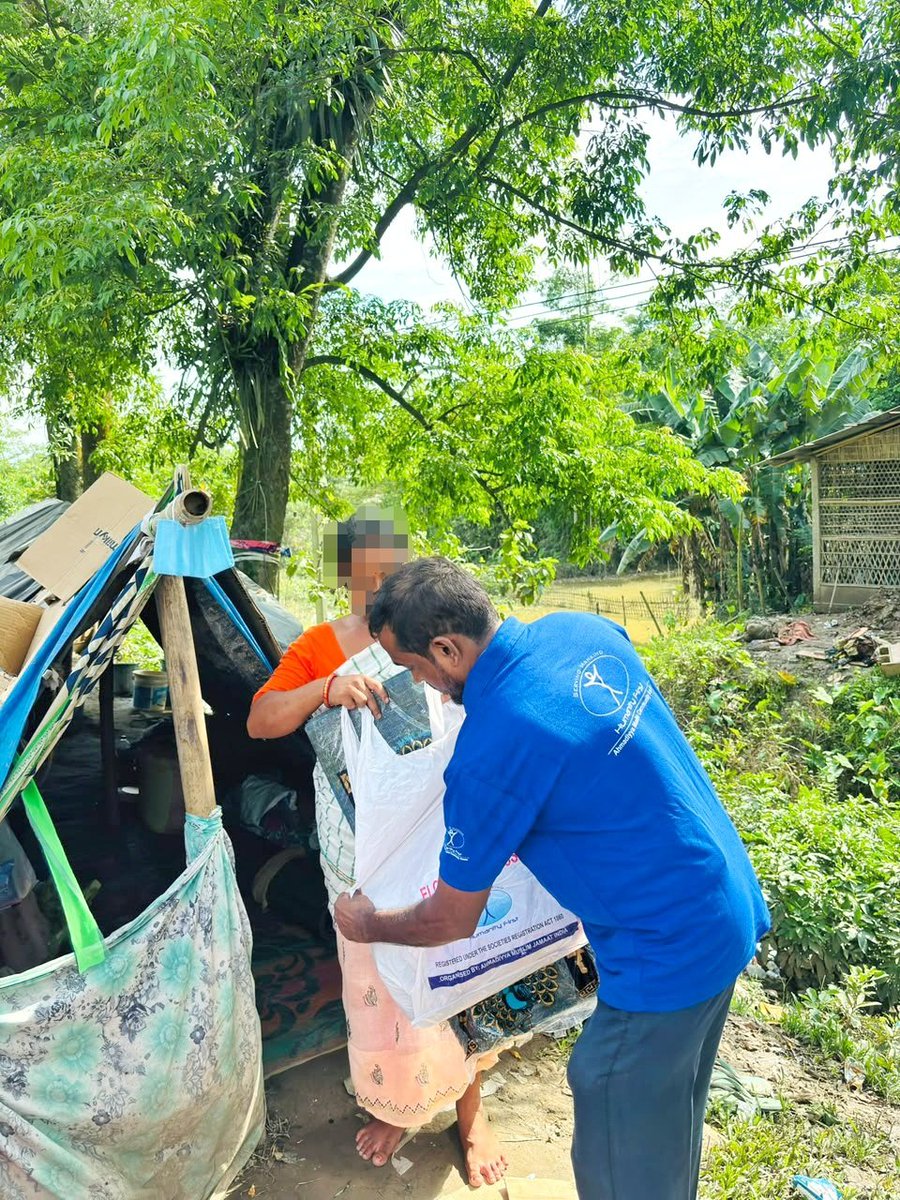 HumanityFirstIN's tweet photo. Our volunteers at Humanity First India are reaching flood-affected families across Assam with relief kits.

Together, we're not just delivering aid—we're standing with communities as they rebuild.

#AssamFloods #FloodRelief #HumanityFirstIndia #ServeHumanity #Volunteer https://t.co/BRDLSnu43d
