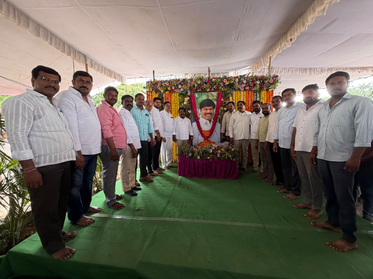 EDRBRS's tweet photo. నల్లబెల్లి మండల కేంద్రంలో మాజీ MLA పెద్ది సుదర్శన్ రెడ్డి గారి జయంతి సందర్బంగా వారి చిత్రపటానికి పూలమాల వేసి నివాళ్లు అర్పించి 
పెద్ది సుదర్శన్ రెడ్డి గారి దశదిన కార్యక్రమ , సంతాప సభ ఏర్పాట్లను పరిశీలించిన మాజీ మంత్రి ఎర్రబెల్లి దయాకర్ రావు గారు. https://t.co/Q5V7tDF8PE