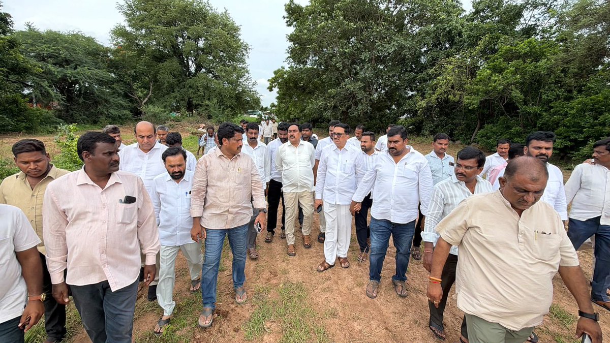 EDRBRS's tweet photo. నల్లబెల్లి మండల కేంద్రంలో మాజీ MLA పెద్ది సుదర్శన్ రెడ్డి గారి జయంతి సందర్బంగా వారి చిత్రపటానికి పూలమాల వేసి నివాళ్లు అర్పించి 
పెద్ది సుదర్శన్ రెడ్డి గారి దశదిన కార్యక్రమ , సంతాప సభ ఏర్పాట్లను పరిశీలించిన మాజీ మంత్రి ఎర్రబెల్లి దయాకర్ రావు గారు. https://t.co/Q5V7tDF8PE