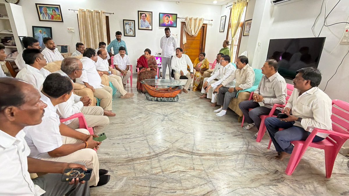 EDRBRS's tweet photo. నల్లబెల్లి మండల కేంద్రంలో మాజీ MLA పెద్ది సుదర్శన్ రెడ్డి గారి జయంతి సందర్బంగా వారి చిత్రపటానికి పూలమాల వేసి నివాళ్లు అర్పించి 
పెద్ది సుదర్శన్ రెడ్డి గారి దశదిన కార్యక్రమ , సంతాప సభ ఏర్పాట్లను పరిశీలించిన మాజీ మంత్రి ఎర్రబెల్లి దయాకర్ రావు గారు. https://t.co/Q5V7tDF8PE