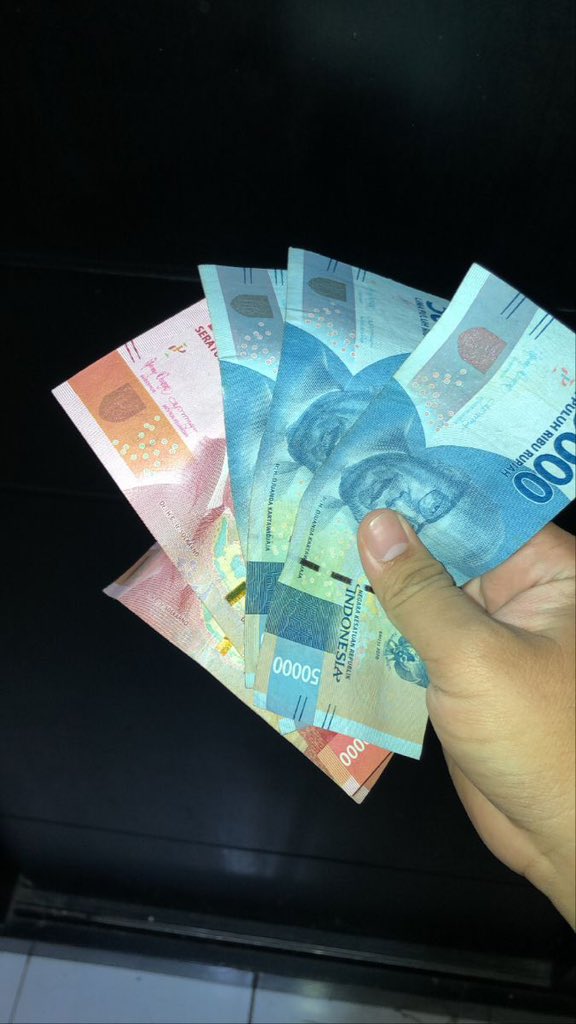 mamahmuda1_'s tweet photo. Sepupuku jaga kasir minimarket, shift malam. Pas tutup kasir, uang di laci kurang tiga ratus lima puluh ribu.
Dia hitung ulang empat kali. Tetep kurang.
Aturannya jelas dan udah lama dipake, selisih ditanggung penjaga shift. Gajinya sebulan satu juta sembilan ratus. Dia duduk di belakang konter, struk berhamburan di pangkuan, ngitungin lagi dari awal padahal udah tau hasilnya.

Supervisornya dateng jam sebelas malem, dipanggil lewat telpon.
Sepupuku udah siap dimarahin, udah nyiapin kalimat buat minta cicil. Yang keluar dari mulut supervisornya malah, "Struknya mana semua? Sini saya bantu."
Mereka berdua ngitung ulang bareng sampe jam satu pagi. Habis itu dia minta rekaman CCTV ke kantor pusat, sama log sistem kasir hari itu.

Tiga hari kemudian ketauan. Ada satu transaksi pulsa kecatat dua kali, uangnya masuk ke rekening provider, bukan ilang di laci.
Sepupuku nggak jadi ganti sepeser pun.
Yang bikin dia diem lama bukan itu. Supervisornya cerita, dia sengaja nahan laporan selisih itu ke pusat sampe semuanya jelas, biar nama sepupuku nggak kecatat di mana-mana.

Sekarang tiap ada anak baru masuk, supervisor itu ngajarin satu hal duluan, sebelum cara pake mesin kasir.
"Kalau ada selisih, panggil saya. Jangan dibayarin sendiri diem-diem."
Atasan yang baik bukan yang nggak pernah nyalahin. Tapi yang mau cari tau dulu sebelum nyalahin.
Sukma, Palu

cc wnmei_at