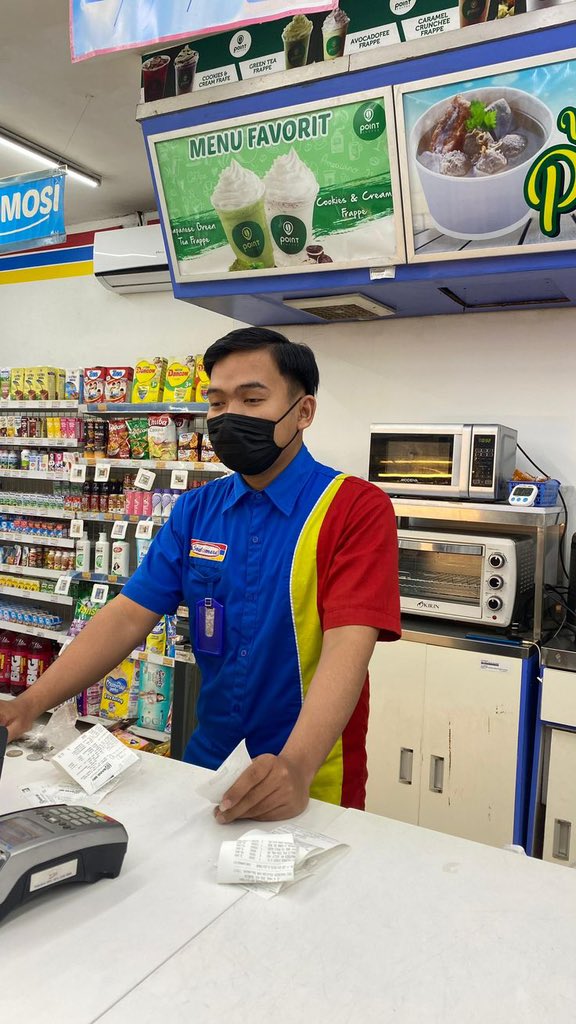 mamahmuda1_'s tweet photo. Sepupuku jaga kasir minimarket, shift malam. Pas tutup kasir, uang di laci kurang tiga ratus lima puluh ribu.
Dia hitung ulang empat kali. Tetep kurang.
Aturannya jelas dan udah lama dipake, selisih ditanggung penjaga shift. Gajinya sebulan satu juta sembilan ratus. Dia duduk di belakang konter, struk berhamburan di pangkuan, ngitungin lagi dari awal padahal udah tau hasilnya.

Supervisornya dateng jam sebelas malem, dipanggil lewat telpon.
Sepupuku udah siap dimarahin, udah nyiapin kalimat buat minta cicil. Yang keluar dari mulut supervisornya malah, "Struknya mana semua? Sini saya bantu."
Mereka berdua ngitung ulang bareng sampe jam satu pagi. Habis itu dia minta rekaman CCTV ke kantor pusat, sama log sistem kasir hari itu.

Tiga hari kemudian ketauan. Ada satu transaksi pulsa kecatat dua kali, uangnya masuk ke rekening provider, bukan ilang di laci.
Sepupuku nggak jadi ganti sepeser pun.
Yang bikin dia diem lama bukan itu. Supervisornya cerita, dia sengaja nahan laporan selisih itu ke pusat sampe semuanya jelas, biar nama sepupuku nggak kecatat di mana-mana.

Sekarang tiap ada anak baru masuk, supervisor itu ngajarin satu hal duluan, sebelum cara pake mesin kasir.
"Kalau ada selisih, panggil saya. Jangan dibayarin sendiri diem-diem."
Atasan yang baik bukan yang nggak pernah nyalahin. Tapi yang mau cari tau dulu sebelum nyalahin.
Sukma, Palu

cc wnmei_at