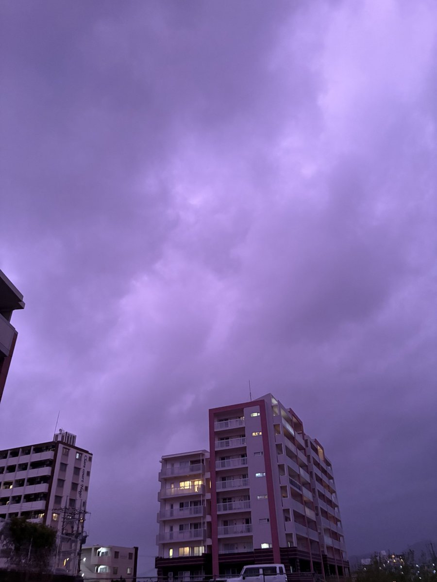 saamuus2's tweet photo. 沖縄の空　昨日今日で食料張達完了

停電いつなるかビクビク https://t.co/ayiP14F1Pf
