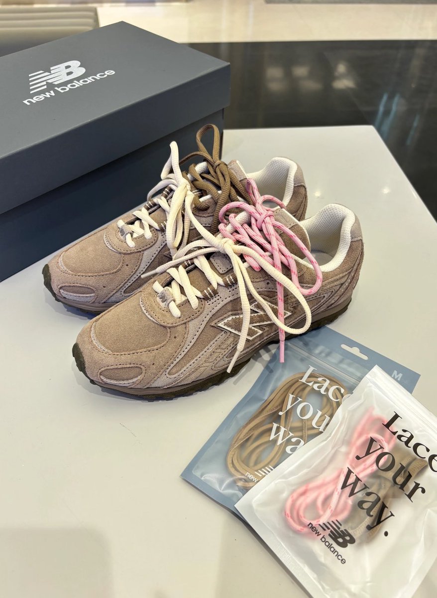 dJejingga's tweet photo. PLIS CANTIK BANGET 😭🤚NEW BALANCE 204L INI TERNYATA BISA GANTI TALI YA? 🥹💗 https://t.co/j3qN4kNvdS