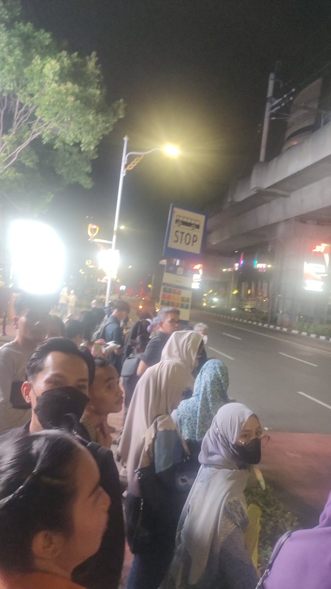 kuning_unyu's tweet photo. @PT_Transjakarta  s21 mobilnya kemana ini yaaaaaa ? 45 menit nunggu di CSW kaga Dateng date coyyy... https://t.co/f8dJcmnmfw