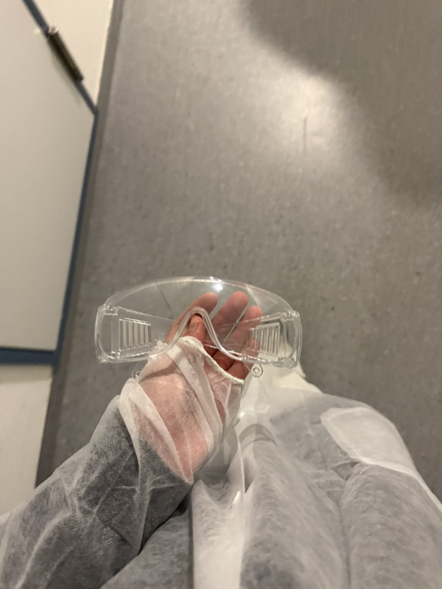 flowerzoda's tweet photo. I remember thinking about studying pharmacy back in school because i was good at both math and chemistry. But i chose the easier path and ended up in different field. Today i visited a lab and saw what i could have become. Maybe in another life, but there isn’t one) https://t.co/OQfhUJCPWQ