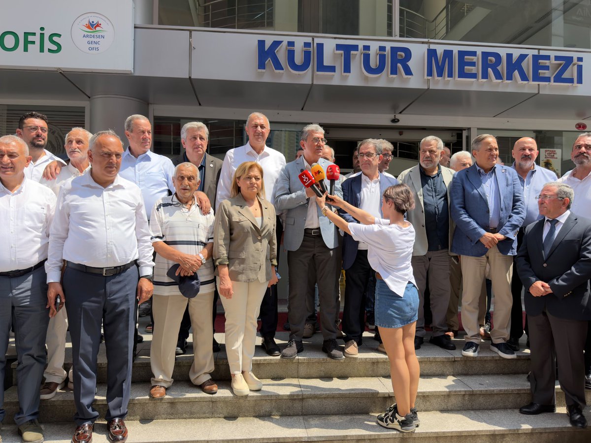 tahsinocakli's tweet photo. YENİ Parti ile çıktığımız yeni yolda, Rize programımıza Pazar, Ardeşen ve Fındıklı’da devam ettik.

Grup Başkanvekilimiz Gökhan Günaydın; Milletvekillerimiz Murat Çan, Yüksel Taşkın, Seyit Torun ve Uğur Bayraktutan; İl Başkanımız Saltuk Deniz ve İlçe Başkanlarımızla birlikte üç ilçemizde de hemşehrilerimizle buluştuk. Pazar Belediye Başkanımız Neşet Çakır, Ardeşen Belediye Başkanımız Enver Atagün, Fındıklı Belediye Başkanımız Ercüment Şahin Çervatoğlu ve Borçka Belediye Başkanımız Ercan Orhan’ın da eşlik ettiği ziyaretlerde esnafımızla sohbet ederek ilçelerimizin gündemini doğrudan halkımızdan dinledik.

Pazar’da halkçı belediyeciliğin güzel örneklerinden Kent Lokantası’nın açılışını gerçekleştirdik. Fındıklı’da ise YENİ Parti İlçe Başkanlığımızın binasının açılışına katıldık.

Pazarlı, Ardeşenli ve Fındıklılı hemşehrilerimizin samimiyeti yolumuza güç kattı. Halkımızla yan yana, aynı inanç ve kararlılıkla yürümeye devam ediyoruz.
