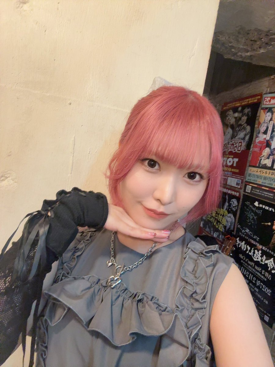 _rinnarina's tweet photo. 昨日のライブ動画みたら、ﾋﾞﾋﾞっちゃって全然息できてなかった🙄
まばたき多すぎる！落ち着いて！

なお本番前、いきいきと写真を撮ることはできた模様🤞 https://t.co/sFTaSsGxeF