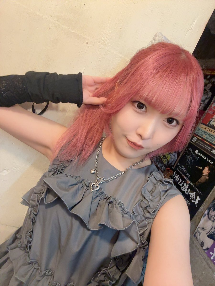 _rinnarina's tweet photo. 昨日のライブ動画みたら、ﾋﾞﾋﾞっちゃって全然息できてなかった🙄
まばたき多すぎる！落ち着いて！

なお本番前、いきいきと写真を撮ることはできた模様🤞 https://t.co/sFTaSsGxeF