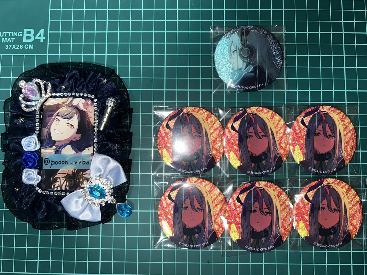 pooon_vvbs's tweet photo. 【交換・買取】 
プロセカ グリッター缶バッジ
vol.53A　vol.54A

譲：奏

求：同箱 杏 (WL2) or 定価＋税

🧡郵送.府内手渡し.リアイベ手渡し
🧡お気軽にお声がけください🎈 https://t.co/mBqBaGE34r