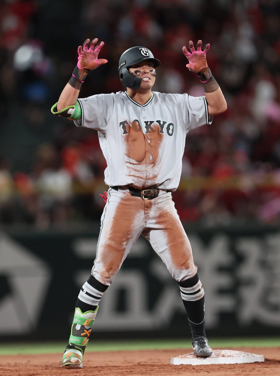 sanspo_giants's tweet photo. 【🔥#熱闘撮って出し🔥】　
貴重な追加点を刻む適時二塁打の #知念大成 選手は出身地の沖縄にちなんだシーサーのポーズ。いつもユニホームを泥まみれにする必死のプレースタイル（撮影・渋井君夫）

#巨人 #ジャイアンツ #giants #サンスポ https://t.co/j8cAjhwxmP