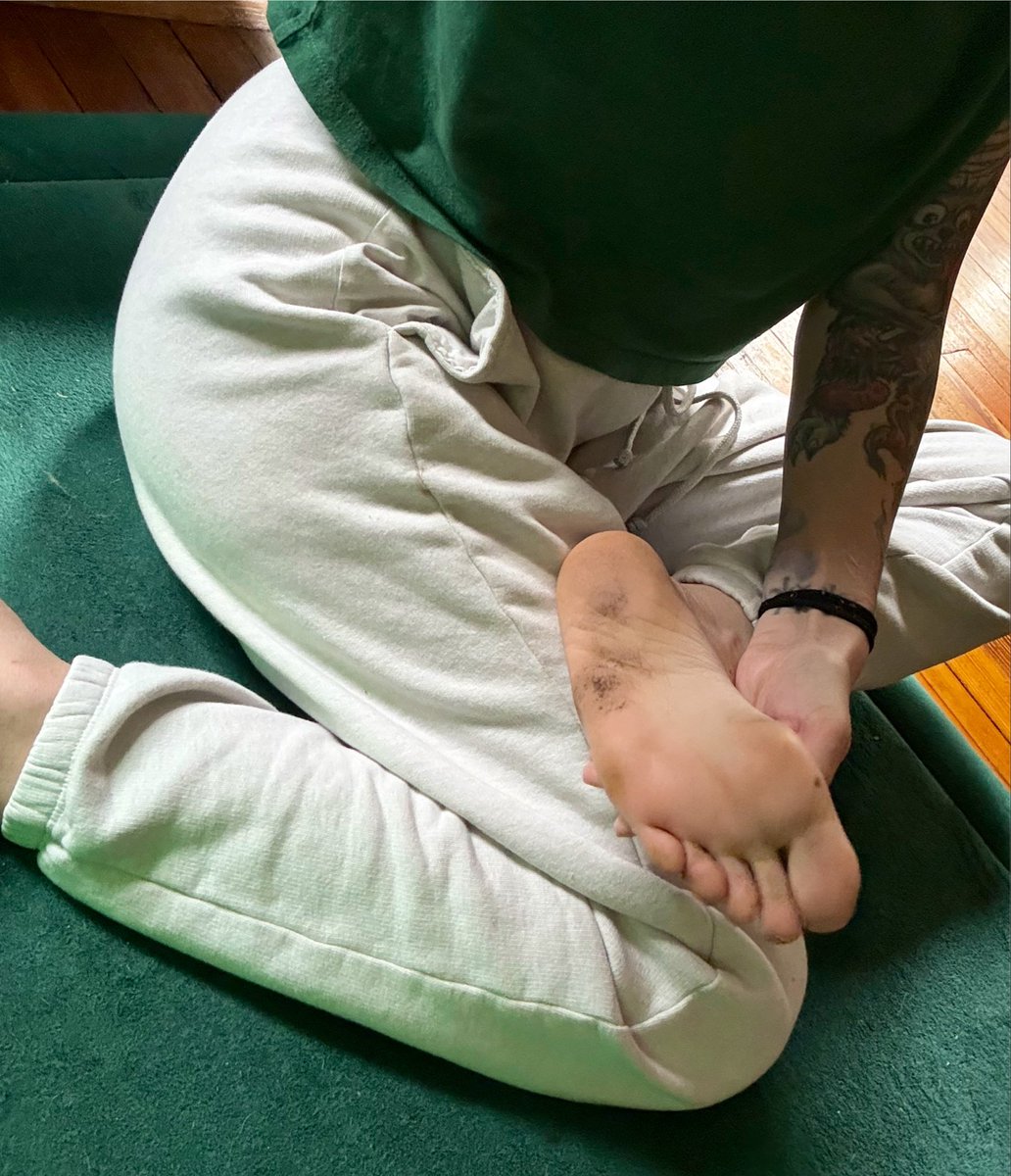 queenkaysama's tweet photo. nothing is better than making you want to stroke by just looking at my dirty feet early in the am 🌞 https://t.co/SSuAfHhZmV