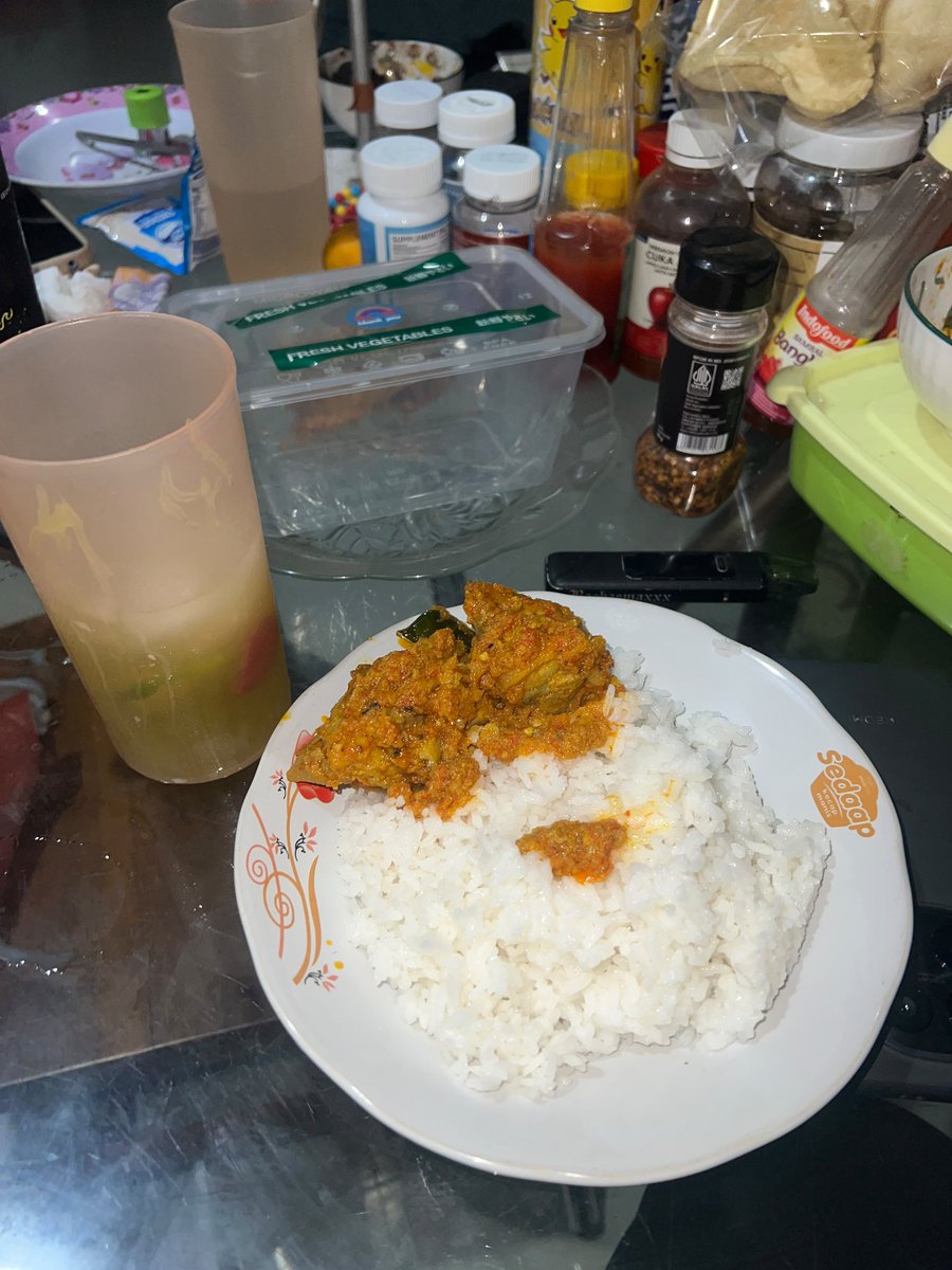 ilhamawitp's tweet photo. Lek gini terus lak enak, pulang kerja dimasakin doi❤ 
*oblok ayam betawi + es kuwut https://t.co/jCeplP0qw7