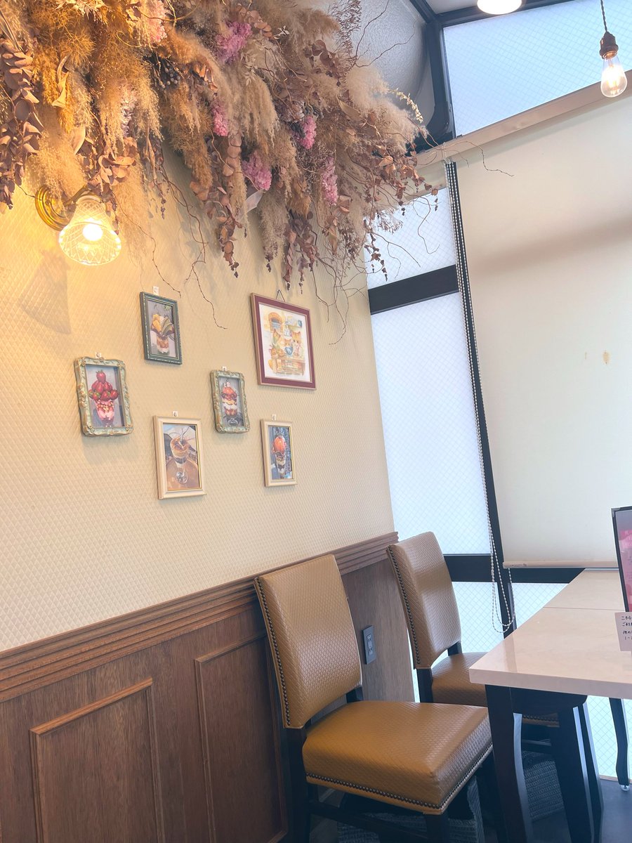 akari_mayu14's tweet photo. 今日は tokkに載ってた桃のパフェ食べてきた🍑
宝塚南口のベル・クルール
イートインは3席だけなのと桃パフェは1日15食限定なので予約必須。
中の��イスがアールグレイで桃の中にカスタードぎっしりでめちゃくちゃ美味しかった。
店内も可愛い。
ご観劇の際に是非🍑
#patisseriebellecouleur
#tokk https://t.co/fOFKyqdOk4