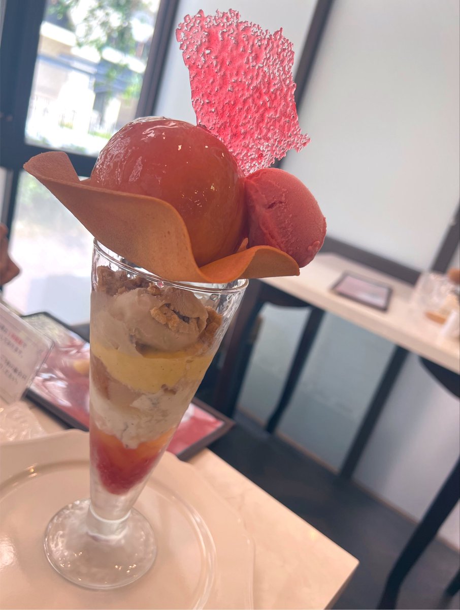 akari_mayu14's tweet photo. 今日は tokkに載ってた桃のパフェ食べてきた🍑
宝塚南口のベル・クルール
イートインは3席だけなのと桃パフェは1日15食限定なので予約必須。
中の��イスがアールグレイで桃の中にカスタードぎっしりでめちゃくちゃ美味しかった。
店内も可愛い。
ご観劇の際に是非🍑
#patisseriebellecouleur
#tokk https://t.co/fOFKyqdOk4