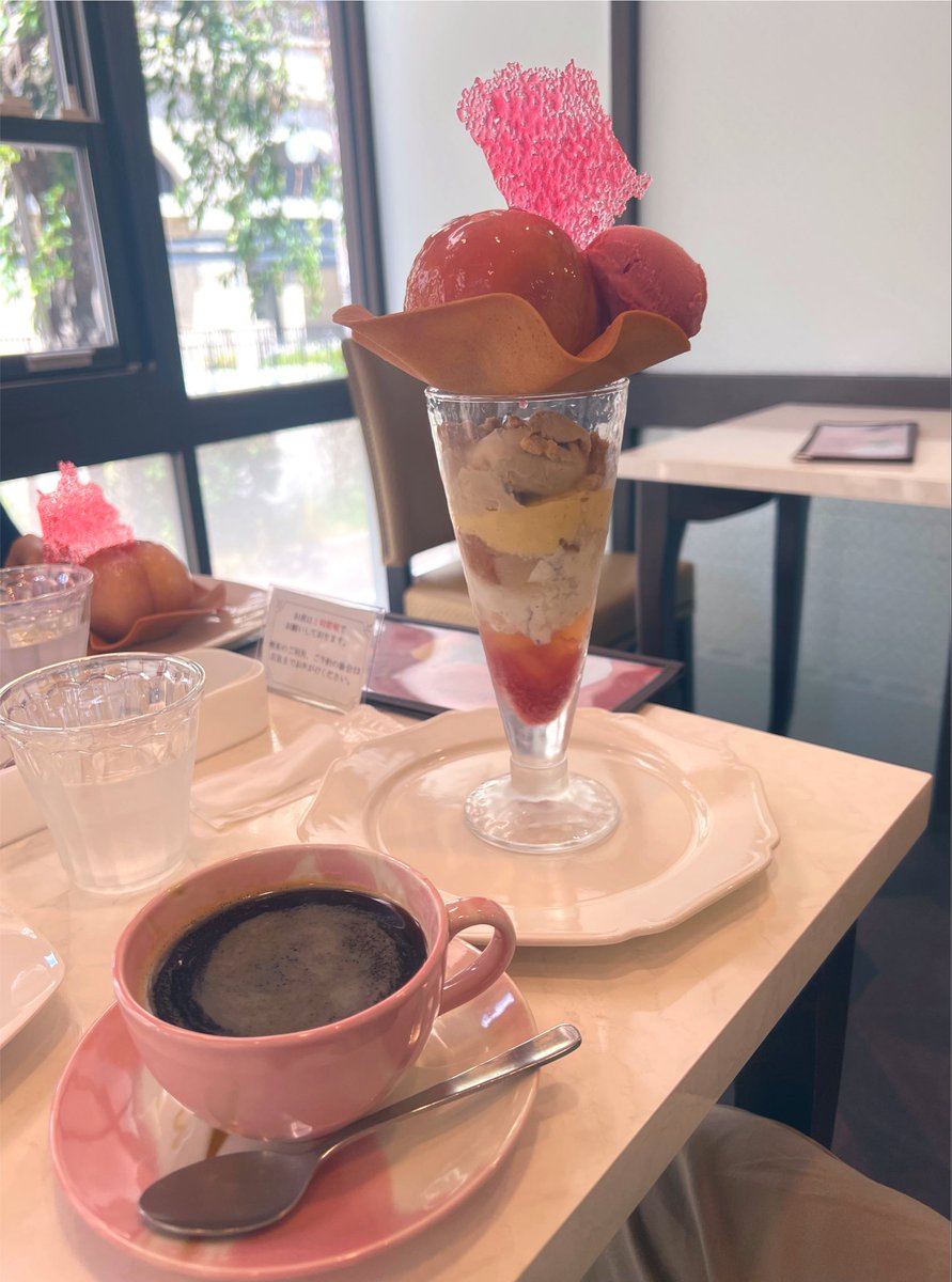 akari_mayu14's tweet photo. 今日は tokkに載ってた桃のパフェ食べてきた🍑
宝塚南口のベル・クルール
イートインは3席だけなのと桃パフェは1日15食限定なので予約必須。
中の��イスがアールグレイで桃の中にカスタードぎっしりでめちゃくちゃ美味しかった。
店内も可愛い。
ご観劇の際に是非🍑
#patisseriebellecouleur
#tokk https://t.co/fOFKyqdOk4