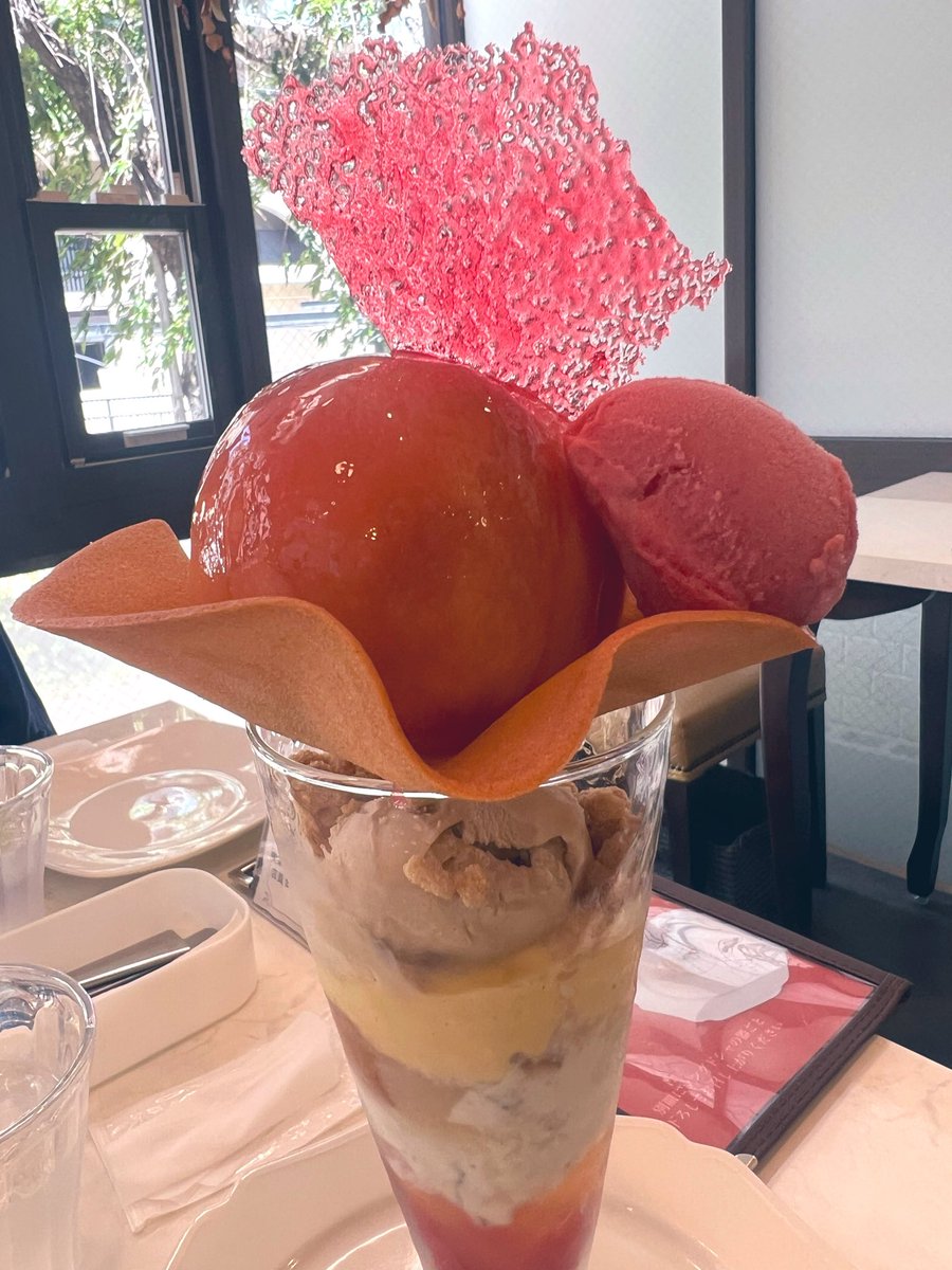 akari_mayu14's tweet photo. 今日は tokkに載ってた桃のパフェ食べてきた🍑
宝塚南口のベル・クルール
イートインは3席だけなのと桃パフェは1日15食限定なので予約必須。
中の��イスがアールグレイで桃の中にカスタードぎっしりでめちゃくちゃ美味しかった。
店内も可愛い。
ご観劇の際に是非🍑
#patisseriebellecouleur
#tokk https://t.co/fOFKyqdOk4