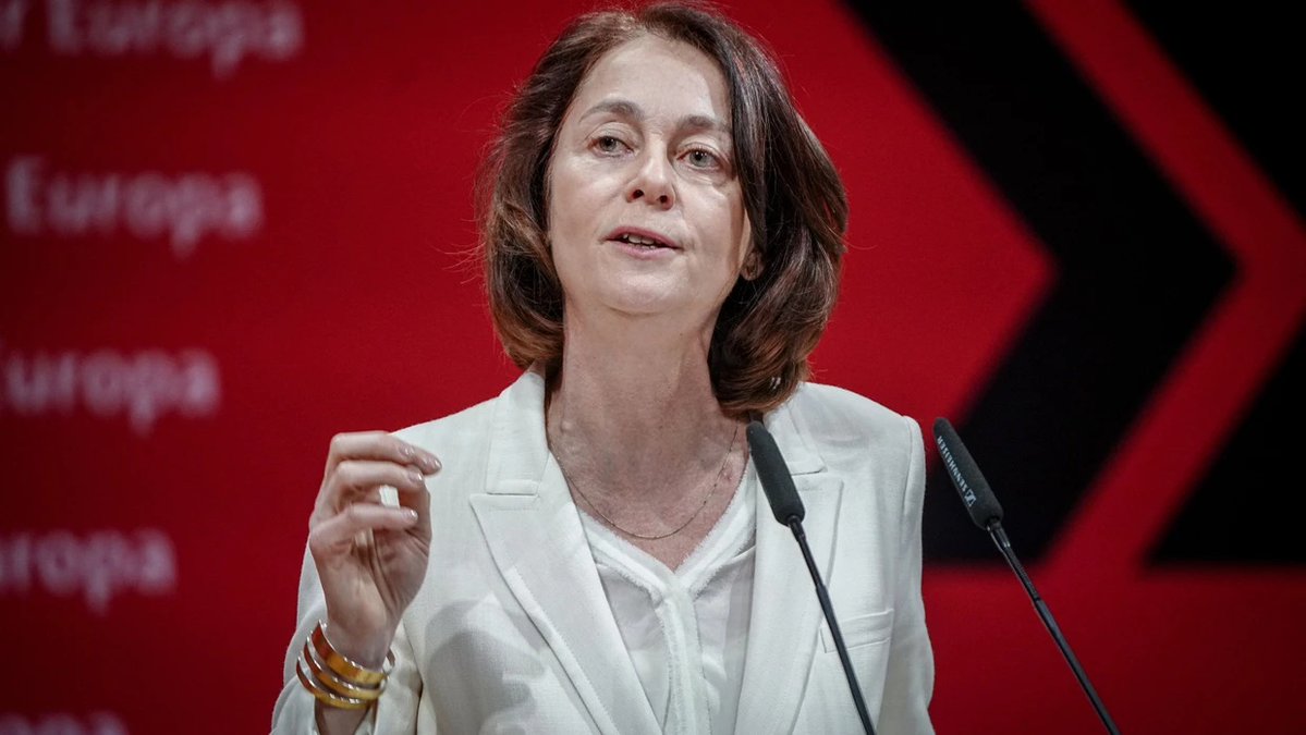 BOLDmedya's tweet photo. 🔴 Avrupa Parlamentosu Başkan Yardımcısı Katarina Barley’nin Türkiye’deki siyasi gelişmelere ilişkin yaptığı konuşmada Erdoğan yönetimine dönük ağır ifadeler kullandı:

🔴 “Cumhurbaşkanı Erdoğan korkuyor.”

⚠️ “Bütün otokratlar gibi onun da en büyük korkusu bir gün iktidarı devretmek zorunda kalmak.”

📌 “Erdoğan, iktidarı için tehlike olarak gördüğü CHP’yi hukuki yolları kullanarak kontrol etmeye çalışıyor.”

🚨 “CHP’ye yönelik mutlak butlan kararı, seçimlerde hile yapmaya yönelik otokratik bir hamledir.”

🟡 “Özgür Özel, CHP’nin meşru genel başkanıdır.”

🌍 “Avrupa Birliği bu konuda sesini yükseltmeli ve Özgür Özel yönetimini desteklemelidir.”

⚖️ “Bir partinin liderliğini seçme hakkı sadece ve sadece o partinin üyelerine aittir.”