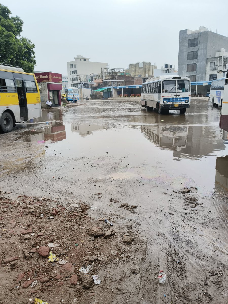 CluelessCabinet's tweet photo. 65% of Haryana's income tax comes from Gurugram and this is the condition of its main Bus Stand. Shame on @OfficialGMDA @Rao_InderjitS @BJP4India @narendramodi https://t.co/fDkQZS1Bys