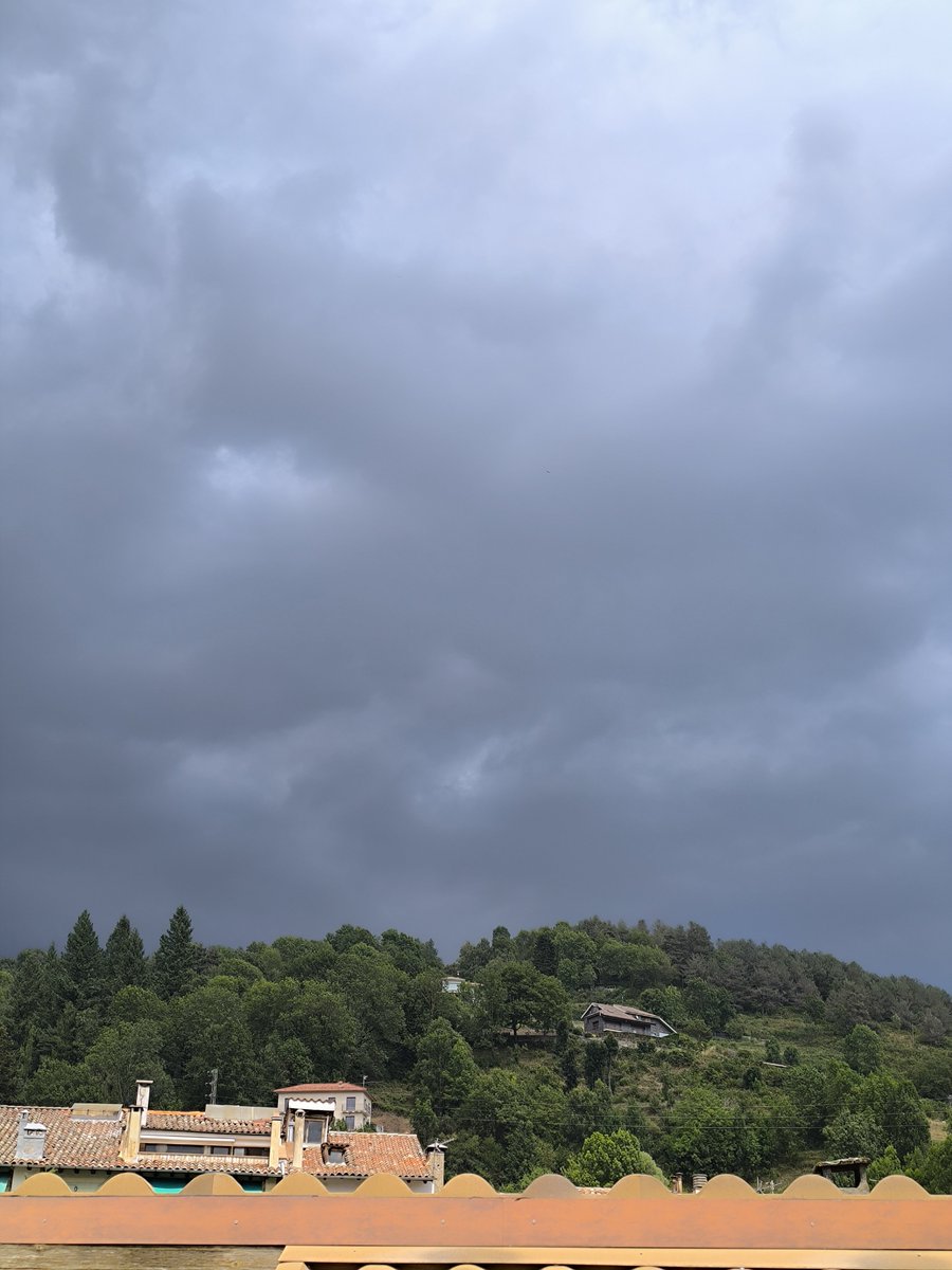 Muntsamar's tweet photo. A #Camprodon se'n prepara una de bona!!⛈️☔⚡ Com ho veus @MeteoElpito ??? https://t.co/T55Or1CAUE
