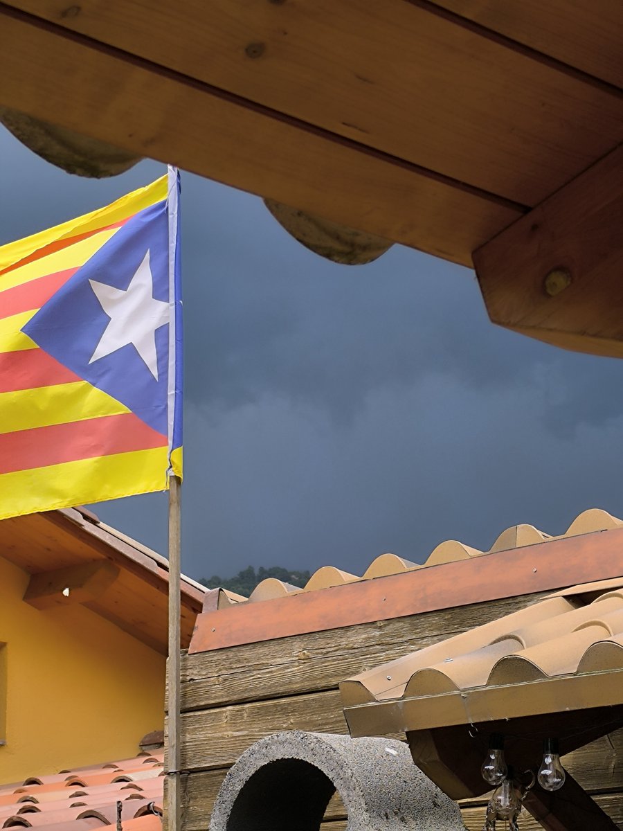 Muntsamar's tweet photo. A #Camprodon se'n prepara una de bona!!⛈️☔⚡ Com ho veus @MeteoElpito ??? https://t.co/T55Or1CAUE