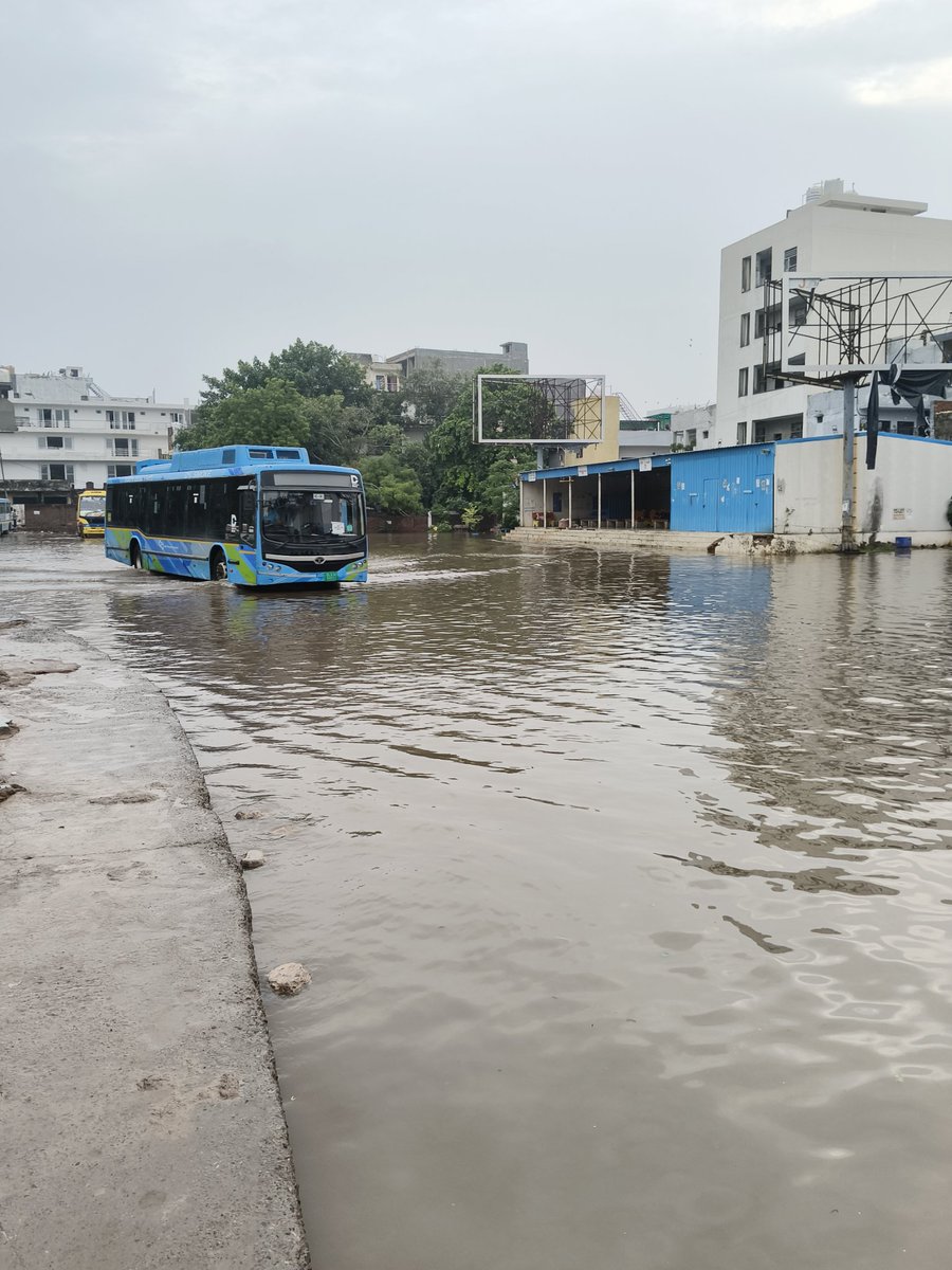 CluelessCabinet's tweet photo. 65% of Haryana's income tax comes from Gurugram and this is the condition of its main Bus Stand. Shame on @OfficialGMDA @Rao_InderjitS @BJP4India @narendramodi https://t.co/fDkQZS1Bys