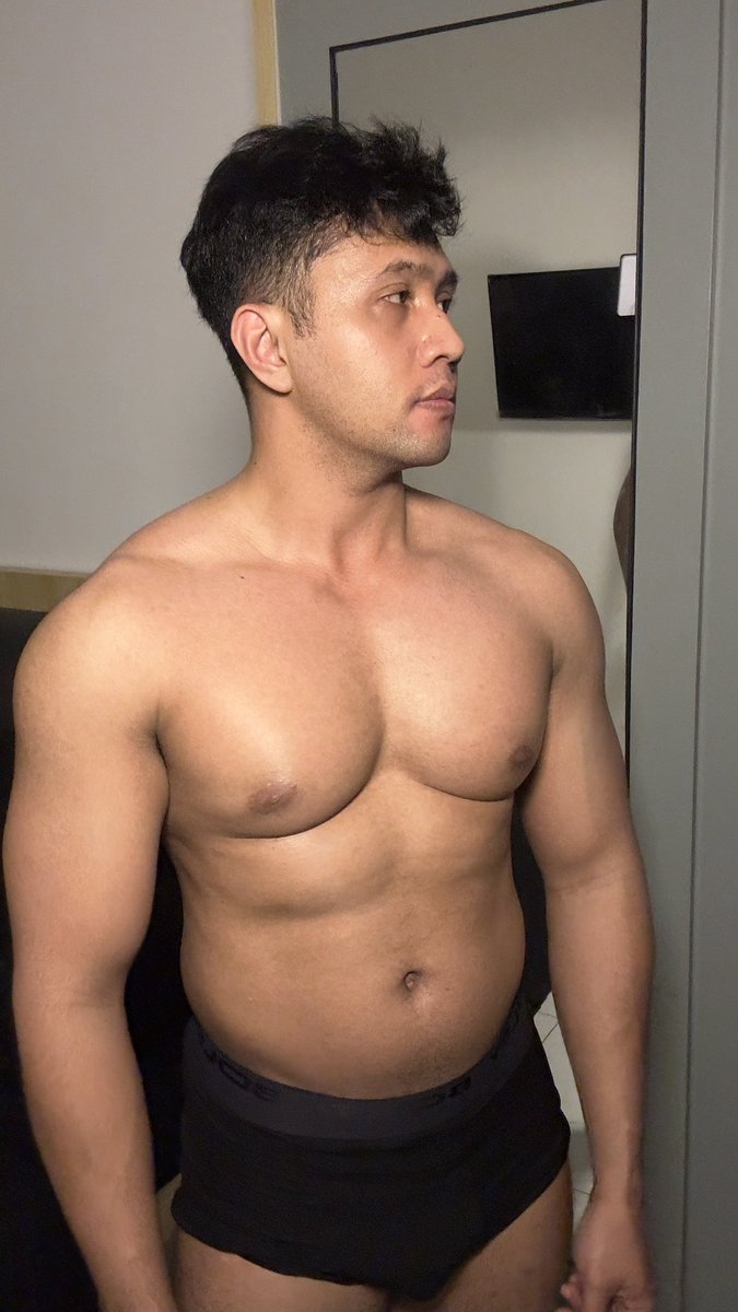 builtstrong24's tweet photo. pengen bgt malem ini melampiskan ih ... 🥹 https://t.co/kubVXwvVBq