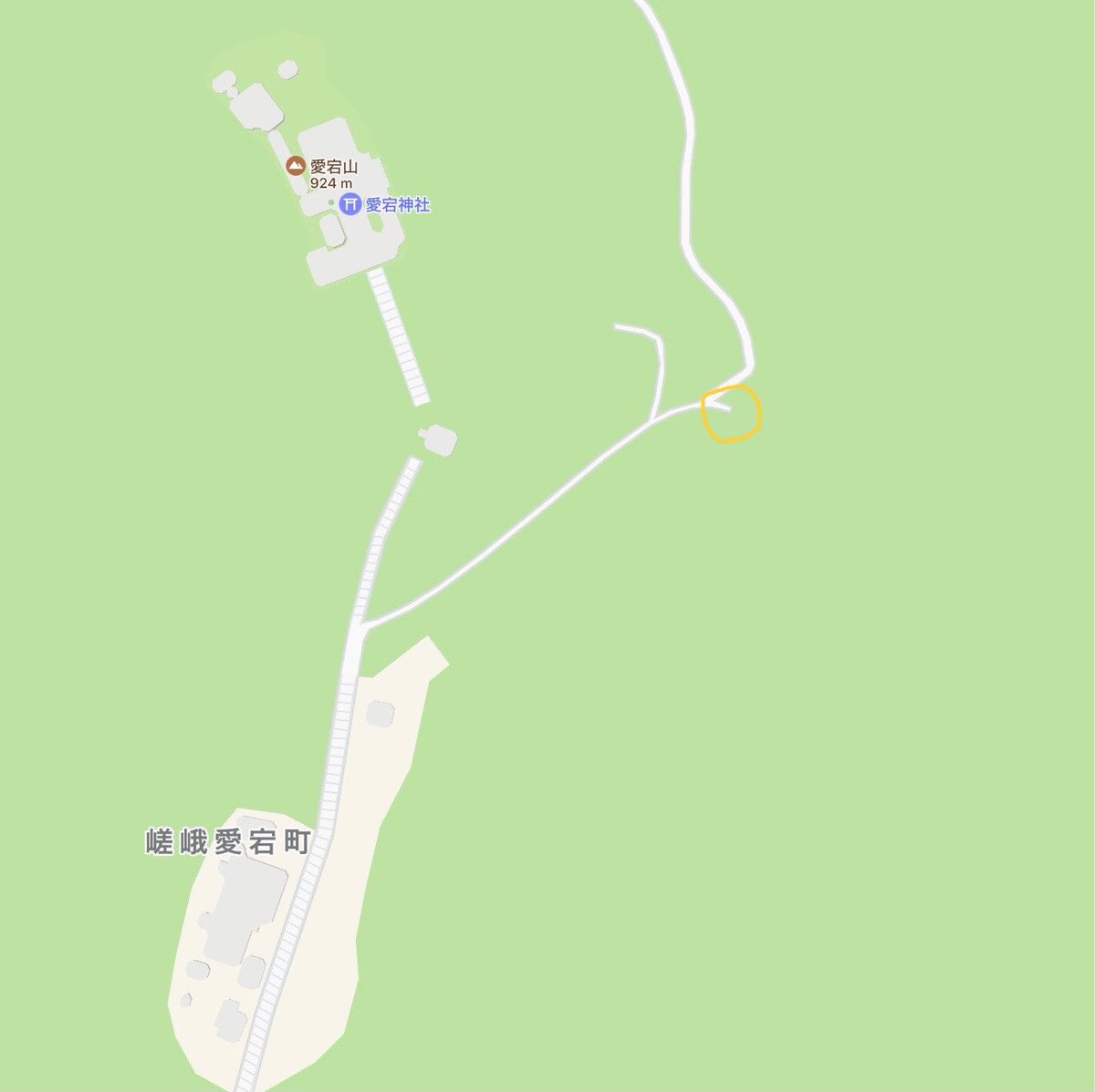 tukinowadera's tweet photo. 本日　
月輪寺ボランティア様が
登拝に来られましたので

新しく看板を
また（3度目）設置致しました

看板の場所は
【写真に黄色の○をつけた山の中】にある
案内板ですので

電気は来ておりません
ですので
電気を使う防犯グッズは全て使えないです

山の中ですので
携帯の電波は安定せず
圏外か凄く遅い回線スピードです

電気を使わない
貴重な防犯グッズをつけても
山の中で人も居ない場所ですので
探し出し盗まれてしまう恐れもあります

警察などに少額犯罪でお願い致しますと
私どもが
警察署に行く事になり
もろもろの経費などが
数万円以上かかりますので
少額ならば泣き寝入りしかなく

出来る事は
盗む方との辛抱比べになるとは思いますが
根気よくやり続け
諦めてもらうしか他ならないです

次は
1週間以上は看板が剥がされない事を
願っております

合掌