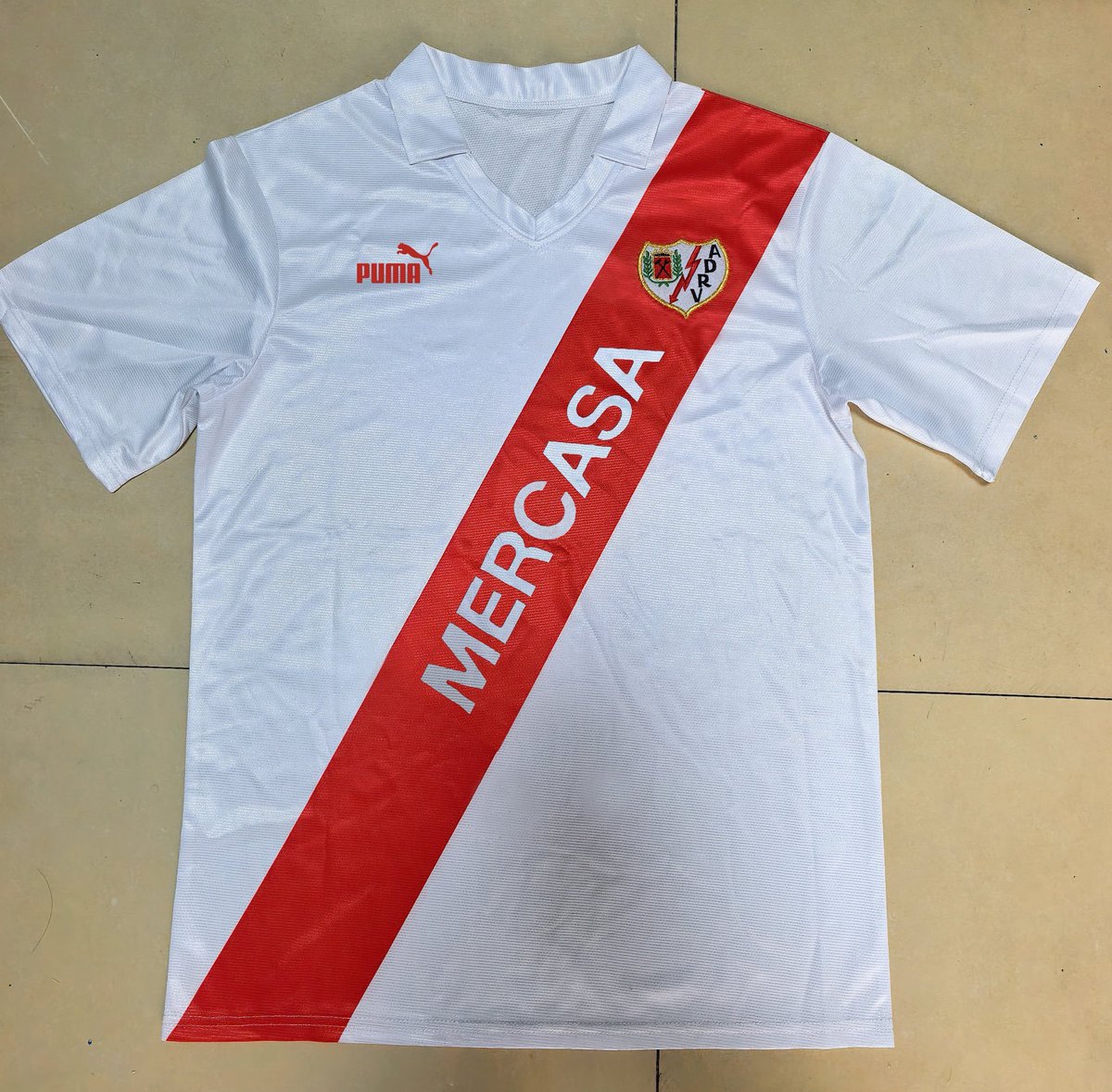 ADRValdia's tweet photo. 🔥 ¡SORTEO! 🔥
Nos juntamos con los amigos de @futbasketcamis5 para sortear la camiseta conmemorativa de 1988/89 del Rayo. 
➡️ ¿La quieres? El sorteo se activa en cuanto este tweet alcance los 350 RT. 🚀

Para participar: 
1️⃣ Sigue a @futbasketcamis5 y a @ADRValdia 
2️⃣ Dale a RT https://t.co/fKeJPuf7WA